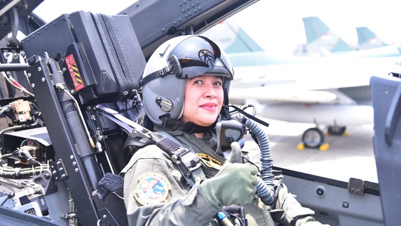 Ketua DPR RI Puan Maharani saat terbang (joy flight) menggunakan jet tempur TNI Angkatan Udara (AU) T-50i Golden Eagle, pada HUT TNI ke-76. [Foto: Ist/RMN]