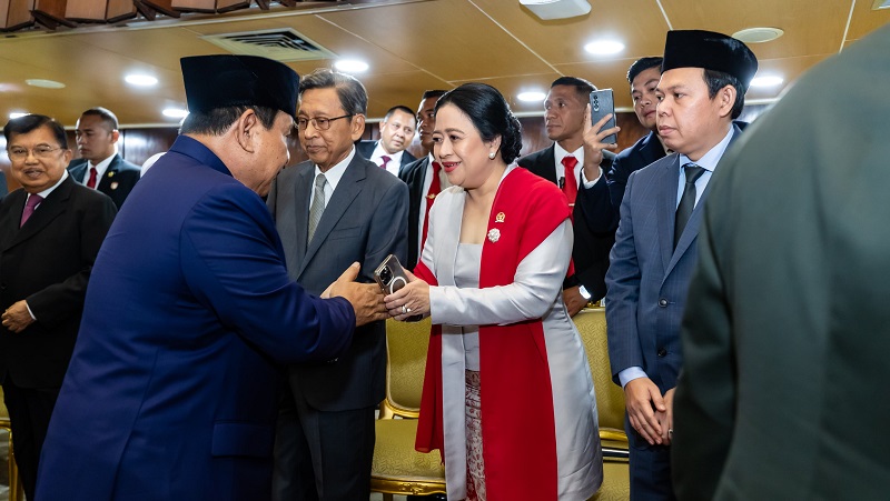 Presiden RI Prabowo Subianto menyalami Ketua DPR RI Puan Maharani usai pelantikan Presiden dan Wapres Periode 2024-2029. [Foto: Dok DPR RI/RMN]