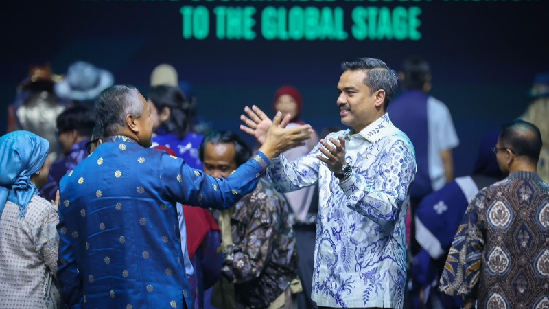 Menteri UMKM Maman Abdurrahman pada pembukaan International Modest Fashion Festival (IN2MF) di Jakarta, Rabu (30/10). [Foto: Ist/RMN]