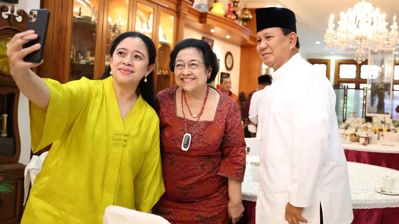 Ketua DPR RI Puan Maharani berfoto dengan Presiden ke 5 Megawati Soekarnoputri dan Presiden terpilih Prabowo Subianto. [Foto: Repro/RMN]