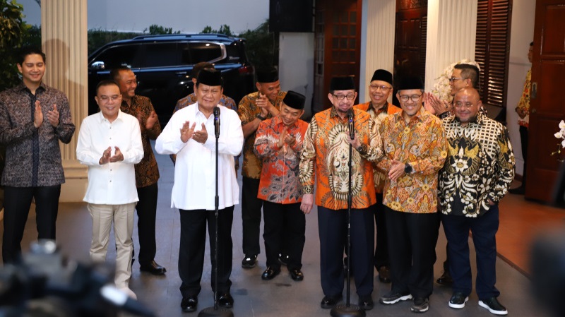 Presiden terpilih Prabowo Subianto dan Jajaran pengurus DPP PKS memberikan keterangan pers terkait gabungnya PKS di Koalisi Prabowo. [Foto: Ist/RMN]