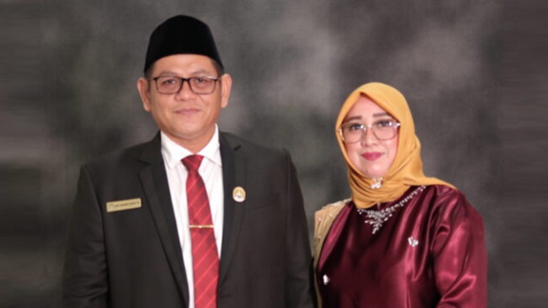 Anggota DPRD Kota Bekasi Arief Rahman Hakim dan istri. [Foto: Repro]