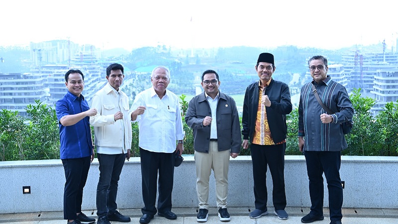 Tim Kunspek Komisi II DPR RI bersama Kepala Otorita IKN, Basuki Hadimuljono, saat meninjau progres pembangunan di IKN, Jumat (8/11). [Foto: Dok DPR/RMN]