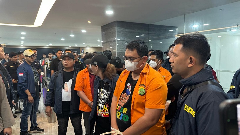 Tersangka judi online di Komdigi yang berhasil diamankan Polda Metro Jaya. [Foto: Dok Polda Metro Jaya/RMN]