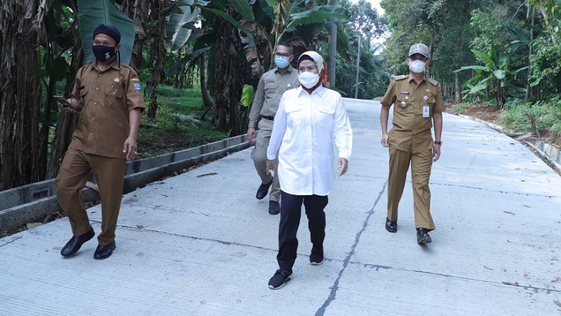 Pemkab Serang Betonisasi Jalan Hingga Pelosok, Tatu Disebut Ibu Pembangunan