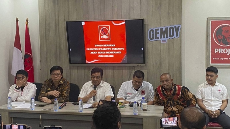 Relawan Pro Jokowi (Projo) menggelar konfersi pers, meluruskan Budi Arie yang disebut-sebut melindungi Judol. [Foto: Repro/RMN]