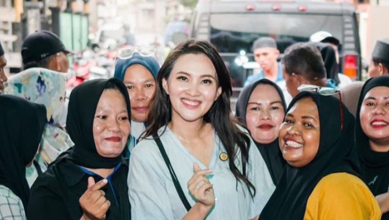 Sherly Tjoanda saat bersama warga di Maluku Utara. [Foto: Instagram Sherly Tjoanda/RMN]