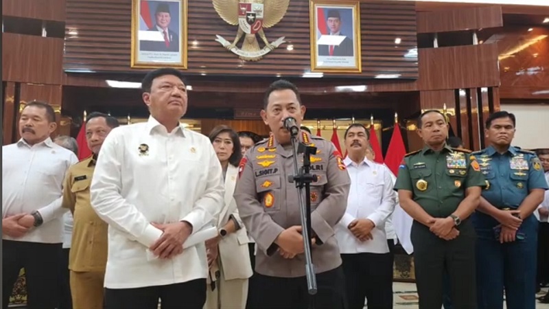 Kapolri Jenderal Listyo Sigit Prabowo memberikan keterangan usai rakor di Kantor Polkam, Jakarta Pusat. [Foto: Dok Polkam/RMN]