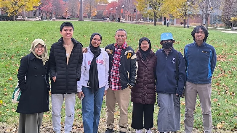 Dahlan Iskan foto bersama lima mahasiswa Indonesia yang kuliah di Illinois University Urbana Champaign. [Disway]