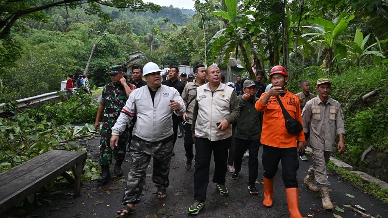 Wakil Ketua DPR RI, Cucun Ahmad Syamsurijal, meninjau lokasi bencana tanah bergerak di Desa Mekarsari, Sukabumi, Jawa Barat, Jumat (6/12). [Foto: Dok DPR/RMN]