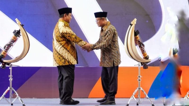 Presiden Prabowo Subianto bersalaman dengan Ketua Umum PP Muhammadiyah Haedar Nashir dalam pembukaan sidang Tanwir Muhammadiyah. [Foto: Ist/RMN]