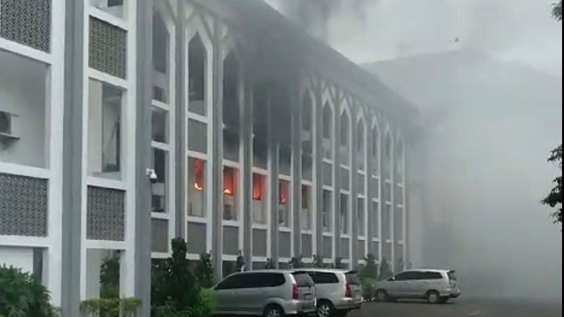 Kebakaran Ruang Rektorat UIN Jakart, tepat di  ruangan rektor. [Foto: Repro/RMN]