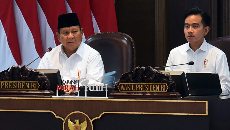 Presiden Prabowo Subianto dan Wapres Gibran Rakabuming saat Sidang Kabinet Paripurna  Agenda Mendengarkan Arahan Preside.  (Foto: Dok Humas/RMN)