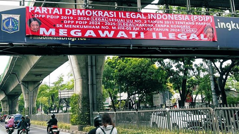 Salah satu spanduk yang terpasang yang menyebut Megawati Ilegal terpasang disalah satu ruas jalan di Jakarta. [Foto: Ist/RMN]