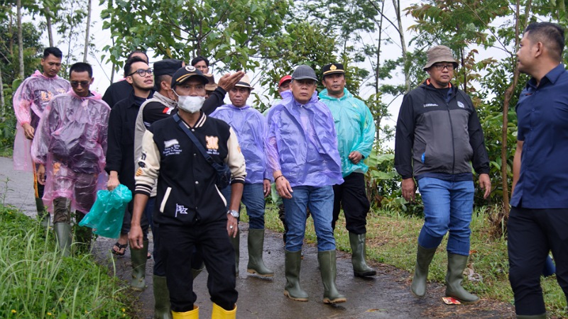 Wakil Ketua DPR RI Saan Mustofa saat turun ke Sukabumi, meninjau pasca banjir bandang. [Goto: Dok DPR/RMN]