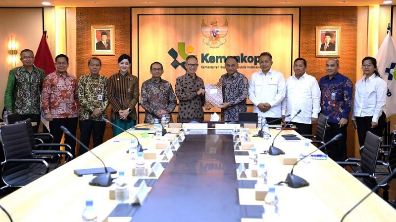 Kemenkop menyerahkan daftar koperasi yang mnejalankan kegiatan di sektor jasa keuangan ke OJK. [Foto: Kemenkop/RMN]