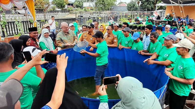 Panen lele komunitas Lansia di  RW 08, Kelurahan Ciketing Udik, Kecamatan Bantar Gebang, Bekasi. [Foto: Repro/RMN]