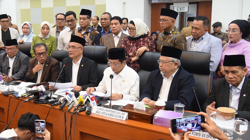 Ketua Komisi VIII DPR RI, Marwan Dasopang dan Menag Nasaruddin Umar saat mengumumkan penurunan biaya haji 2025. [Foto: Dok DPR/RMN]