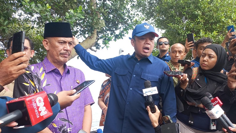 Menteri ATR/BPN memberikan pemahaman kepada Kades Kohod terkait Pagar Laut yang disebut Kades bekas empang. [Foto: Dok Disway/RMN]