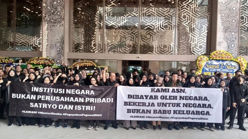 Demo pegawai Kemendiktisaintek terkait pemecatan sepihak  oleh Mendiktisaintek) Satryo Soemantri Brodjonegoro. [Foto: Repro/RMN]