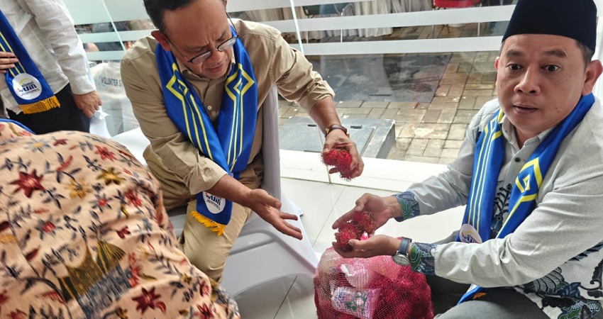 Prof Komaruddin Hidayat terlihat asik memilih rambutan yang di bawa pengasuh Ponpes Tanwiriyah Cianjur KH Nur Muhassin Rihali. [Foto: Ist/RMN]