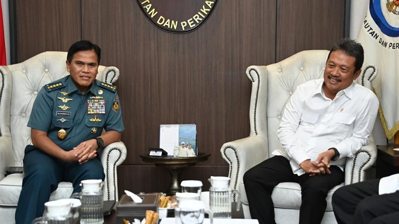 Kepala Staf Angkatan Laut Laksamana TNI M. Ali bersama Menteri KKP Sakti Wahyu Trenggono [Foto: Dok. Dispenal/RMN]