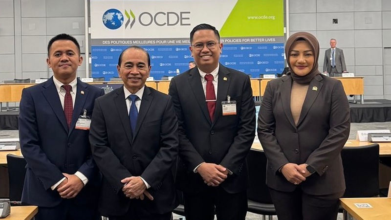 Wakil Ketua BKSAP DPR RI Bramantyo Suwondo (dua dari kanan), saat menghadiri Sidang OECD Parliamentary Network  di Paris, Perancis, pada Rabu (5/2/2025). [Foto: Ist/Dok DPR RI]