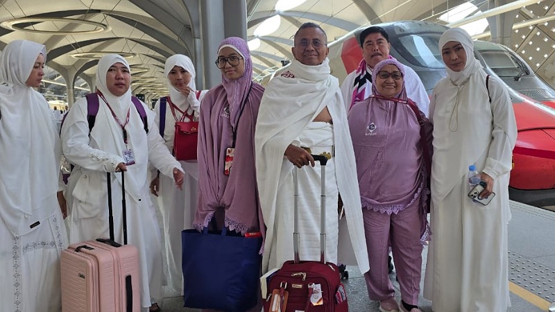 Dahlan Iskan umroh bersama istri Nafsiah Sabri (dua dari kanan) serta rombongan Inul Daratista (paling kanan).- Disway-