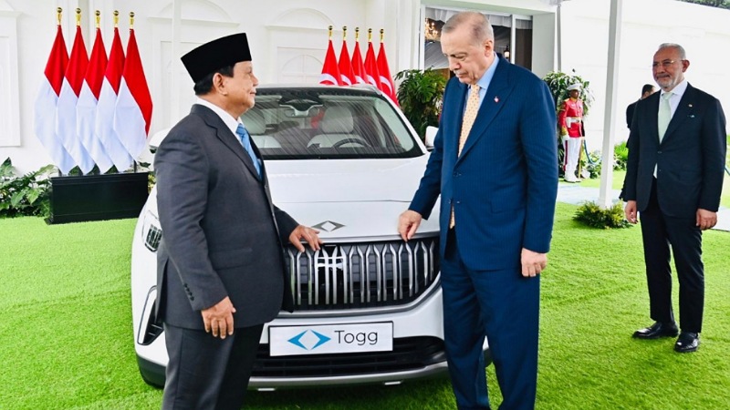 Presiden Turki Recep Tayyip Erdogan menghadiahkan satu unit mobil listrik Togg T10X  (Mobnas Turki) kepada Presiden Prabowo Subianto. - Foto: BPMI Setpres -