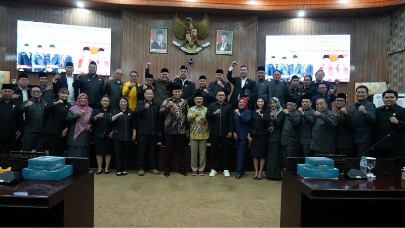 Pimpinan dan Anggota DPRD Kota Bekasi berfoto bersama Wali Kota dan Wakil Wali Kota Bekasi terpilih. [Foto: Ist/RMN]