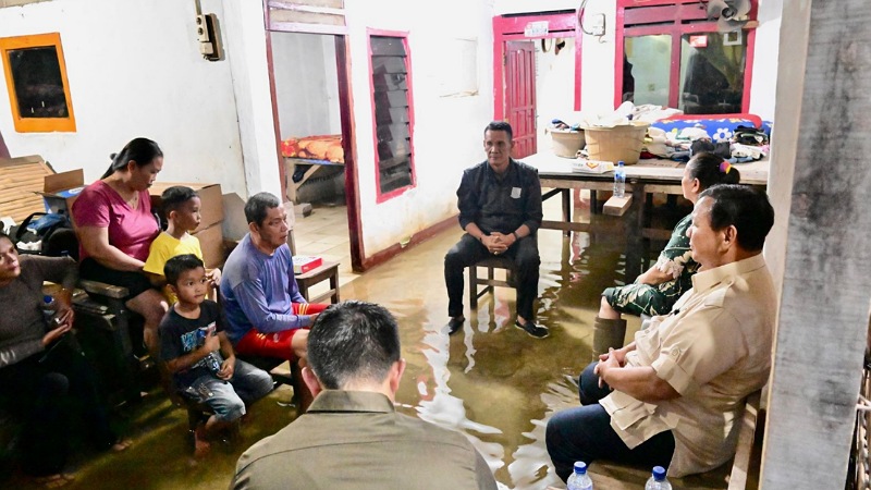 Momen Prabowo Tinjau Banjir di Bekasi, dan Buka Puasa Bareng Warga