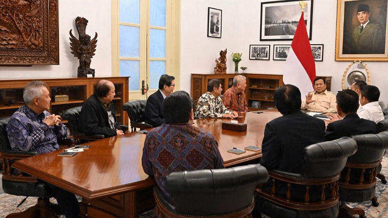 Presiden Prabowo Subianto menggelar pertemuan penting dengan delapan konglomerat papan atas di Istana Kepresidenan Jakarta, Kamis (6/3). - BPMI Setpres -