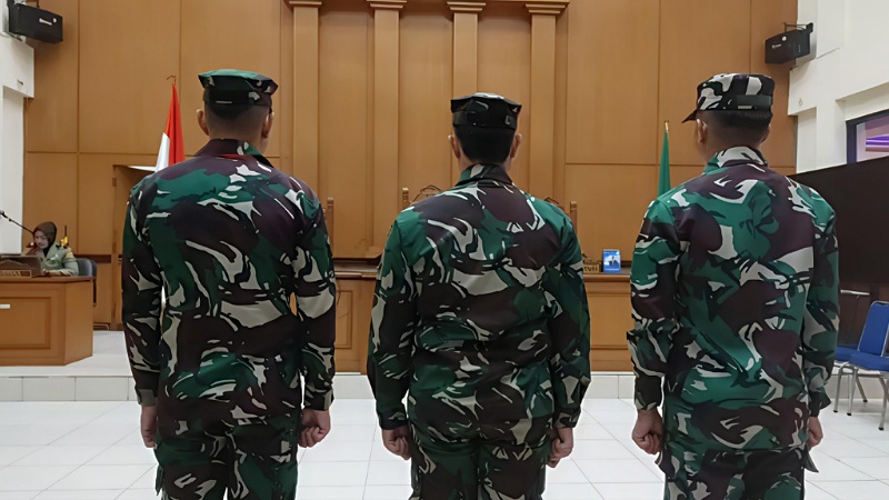 Tiga terdakwa prajurit TNI AL yang menembak bos rental mobil di Tangerang saat sidang vonis di Pengadilan Militer II-08 Jakarta, Selasa 25 Maret 2025 -Dok. TNI AL -