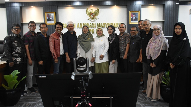 Adian: Negara Lambat, Pensiunan Indofarma Menunggu Mati! Wakil Ketua Badan Aspirasi Masyarakat (BAM) DPR RI, Adian Napitupulu bersama Forum Komunikasi Pensiunan Indofarma. - Humas DPR RI -