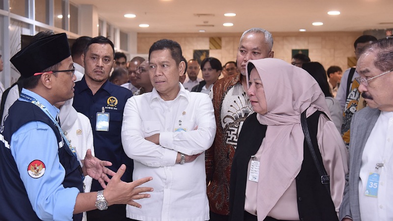 Adies Kadir Tinjau Embarkasi Haji Donohudan: "Haji 2025 Harus Nyaman dan Aman!" Waka DPR RI Adies Kadir bersama rombongan meninjau Embarkasi Haji Donohudan. - Foto: Humas DPR -
