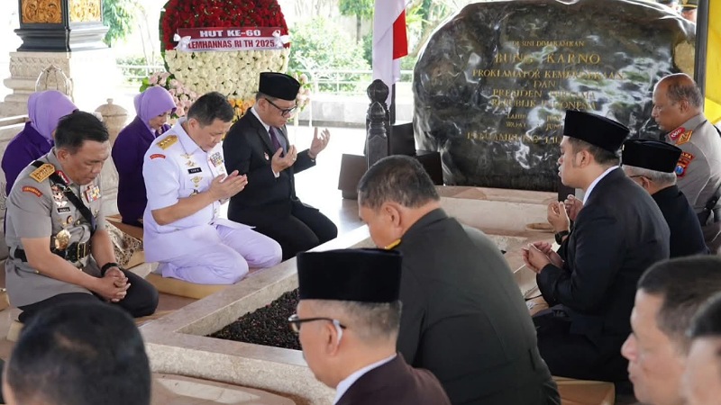 Gubernur Lemhanas Ziarah ke Makam Bung Karno: Kami Teruskan Perjuangan Sang Visioner!