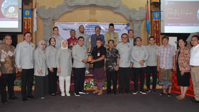 Hak Rakyat Harus Dilindungi! DPR Ganti Total RUU Perindungan Konsumen Ketua Panja Perubahan RUU Nomor 8 Tahun 1999 tentang Perlindungan Konsumen, Nurdin Khalid, saat Kunker Panja RUU Perlindungan Konsumen ke fakultas Hukum, Universitas Udayana, Denpasar, Bali, Kamis (15/5). - Humas DPR -