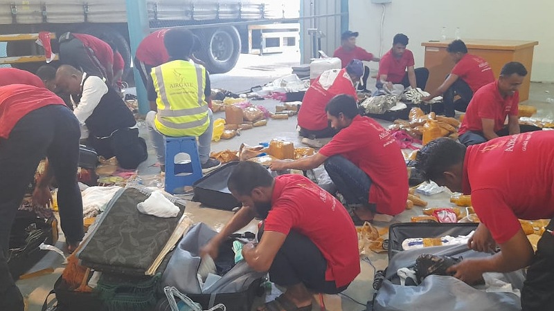 Imbauan! Jemaah Haji Diminta Patuhi Aturan Barang Bawaan Barang bawaan jemaah haji yang tidak sesuai ketentuan, dibongkar saat pemeriksaan bagasi. - Foto: Dok. MCH 2024 -