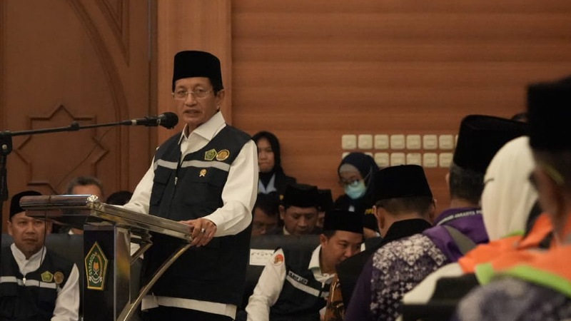 Lepas Keberangkatan Jemaah Haji, Menag: Identitas Harus Selalu Dibawa! Menag Nasaruddin Umar melepas jemaah haji kloter pertama dari Asrama Haji Pondok Gede. - Foto: Dok Kemenag -
