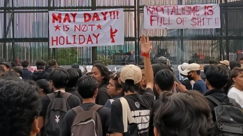 May Day di DPR Ricuh! Anarko Masuk, Musik Dibungkam, Kritik Dibalas Gas Peringatan hari buruh depan Gedung DPR RI. - Foto: Dok Disway -