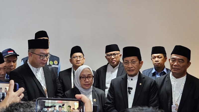 Menag & Amirul Haj Tiba di Jeddah, Langsung Pantau Persiapan Puncak Ibadah Haji! Menteri Agama Nasruddin Umar dan rombongan Amirul Haj saat tiba Bandara Internasional King Abdulaziz, Jeddah, Kamis malam (29/5/2025). - Foto: Dok MCH 2025 -