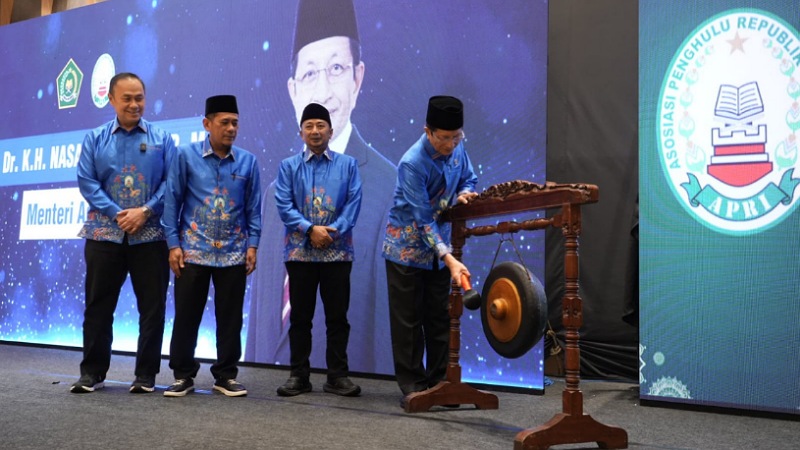 Menag Nasaruddin: Penghulu adalah Wajah Kemenag di Tengah Masyarakat Menag Nasaruddin pukul gong tanda Rapat Koordinasi Nasional Asosiasi Penghulu Republik Indonesia (Rakornas APRI) dibuka, Senin (5/5/2025). - Dok Kemenag -