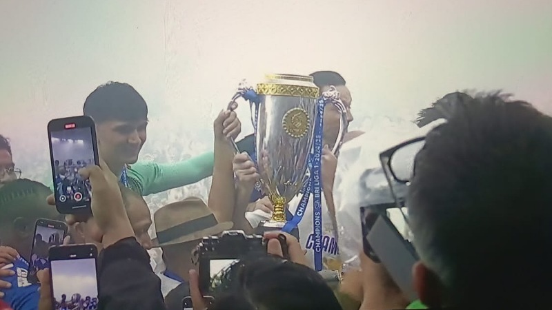 PERSIB Angkat Trofi di Bandung! Juara Back to Back, Sejarah Ditulis di GBLA! PERSIB back to back juara Liga1 - Tangkapan Layar -