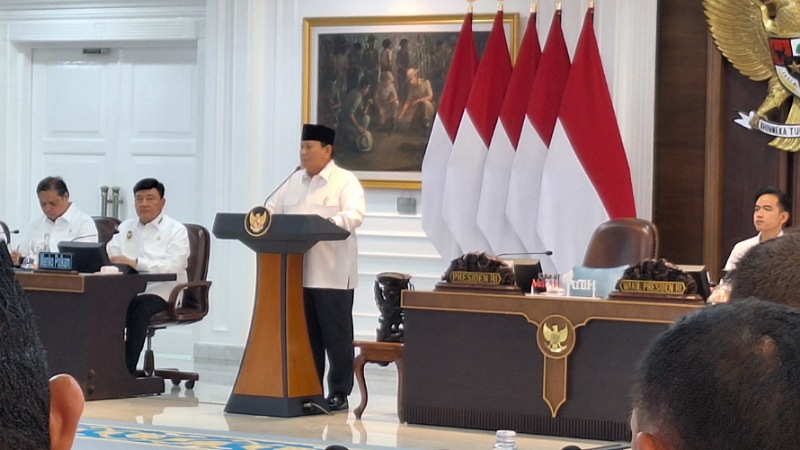 Prabowo Tegas Bantah Dikendalikan Jokowi: "Saya Bukan Presiden Boneka!" Presiden Prabowo Subianto bantah di kendalikan mantan Presiden sebelumnya Joko Widodo atau akrab dipanggil Jokowi - Foto: Disway -
