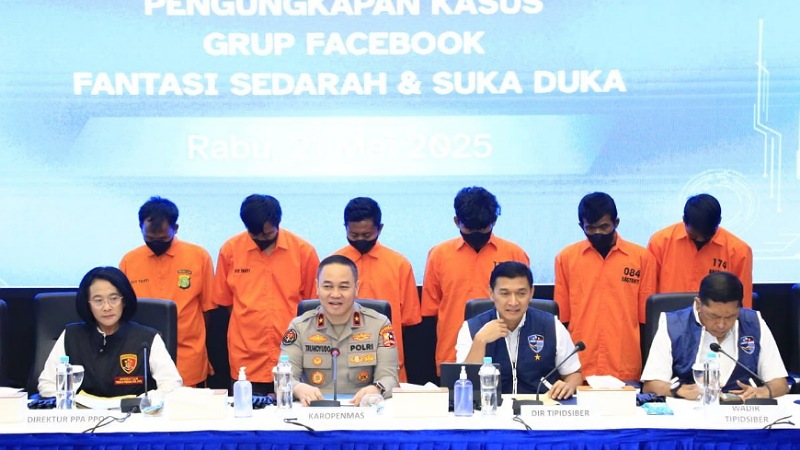 Skandal Digital Fantasi Sedarah! 402 Gambar dan 7 Video Mesum Disita dari Ponsel Tersangka Rilis pengungkapan grup Facebook ‘Fantasi Sedarah’ oleh Bareskrim Polri. - Foto: Divisi Humas Polri -