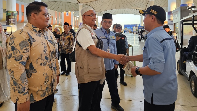 Timwas DPR Optimistis Penyelenggaraan Haji 2025 Lebih Baik! Tim Pengawas Haji DPR Marwan Dasopang (memakai peci putih) tiba di Bandara King Abdulaziz, Jeddah, Selasa (27/5/2025) - Foto: Warijan/MCH2025 -