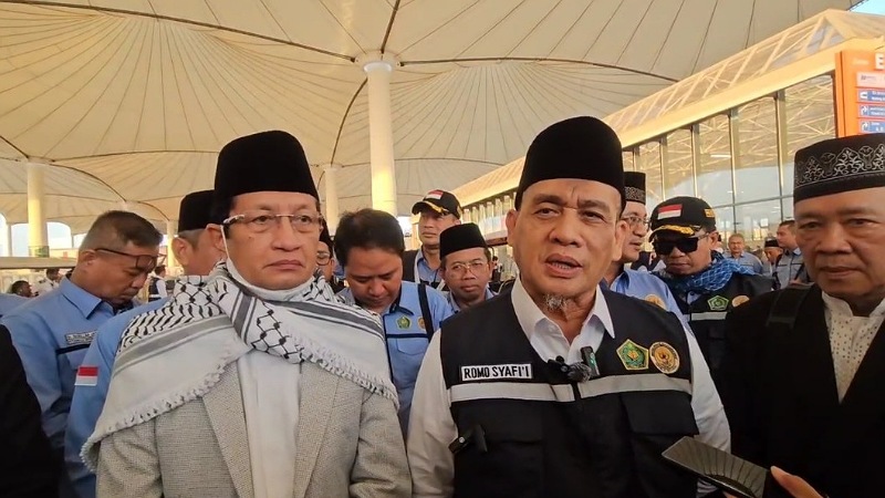 Apresiasi Petugas Haji, Wamenag: Mereka Kerja Melebihi Tupoksi, Termasuk Jurnalis! Wamenag Romo Syafi’i (kanan) bersama Menteri Agama Nazaruddin Umar - Foto: Kemenag -