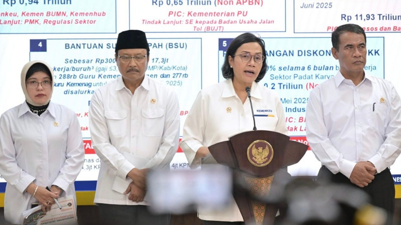 Kepala BPS Amalia Adininggar Widyasanti, Mensos Saifullah Yusuf, Menkeu Sri Mulyani, dan Menteri Pertanian Andi Amran Sulaiman menyampaikan keterangan pers usai rapat terbatas bersama Presiden Prabowo. - BPMI Setpres/RMN -