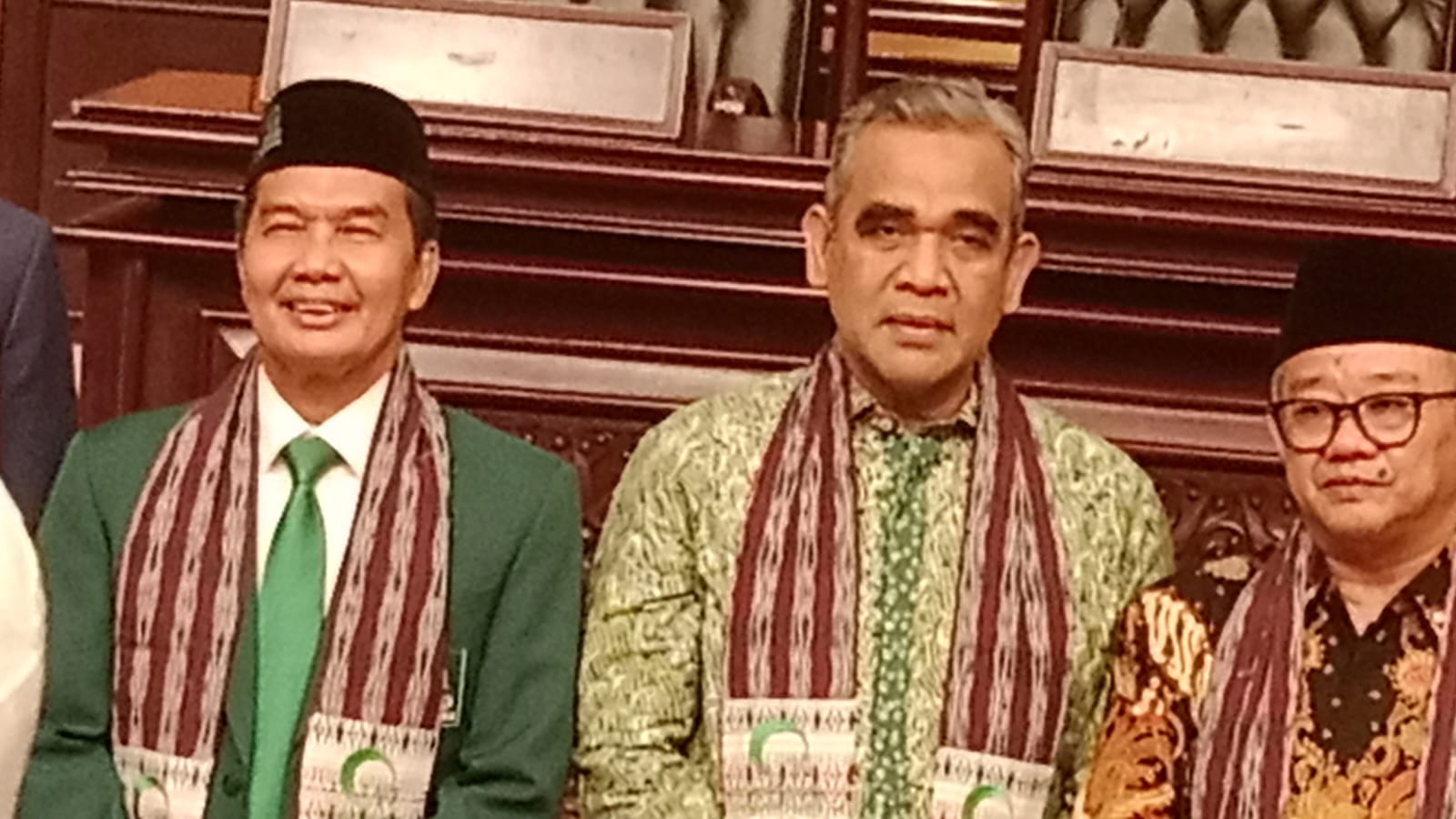 Ketua Umum PB Al Washliyah KH Masyhuril Khamis (kiri) berfoto bersama Ketua MPR Ahmad Muzani (tengah) dan Mendikdasmen Prof. Abdul Mu'ti dalam sebuah kesempatan.