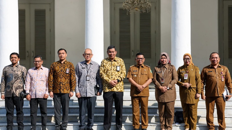 Gubernur Banten Andra Soni berfoto bareng Kepala BPK Perwakilan Provinsi Banten, Firman Nurcahyadi, di Gedung Negara Provinsi Banten, Selasa (3/6/2025). - Biro Adpimpro Banten -